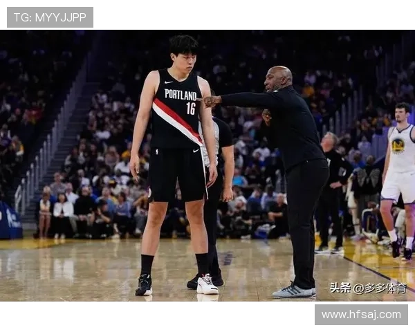 杨瀚森三分线外强行突破篮下得手展现惊人实力引爆全场