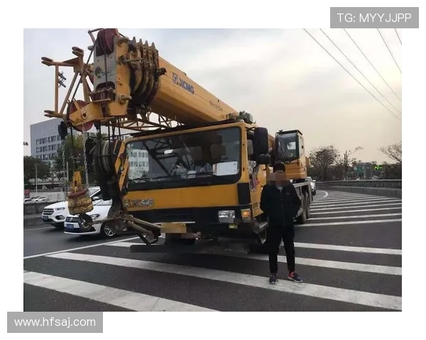 刚满18岁的小伙学驾照女友驾车送他去巴萨训练场