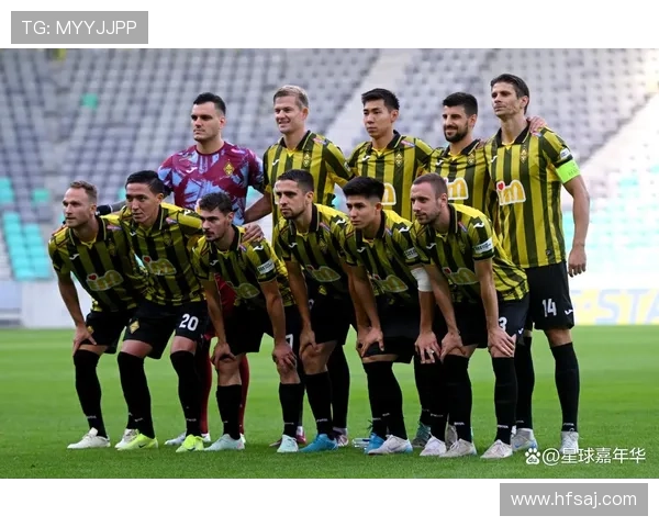 阿拉木图凯拉特门将母亲因年轻外貌走红球迷误以为是姐弟关系